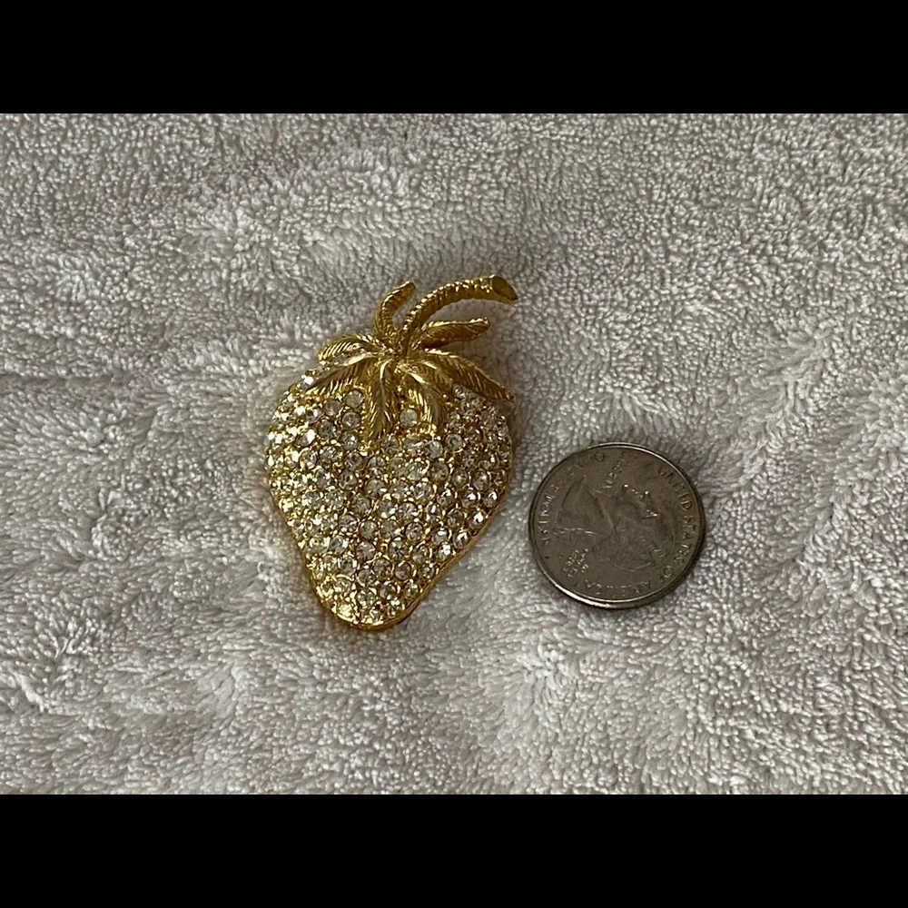 Vintage Strawberry Rhinestone Pin Brooch - Picture 6 of 7